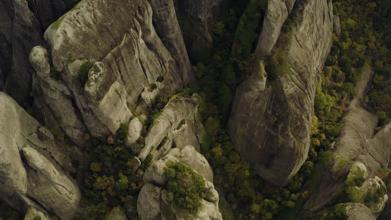 vista aérea sobre acantilados de arenisca, revelando el santo monasterio de la transfiguración, en meteora, grecia - inclinación, disparo de drones