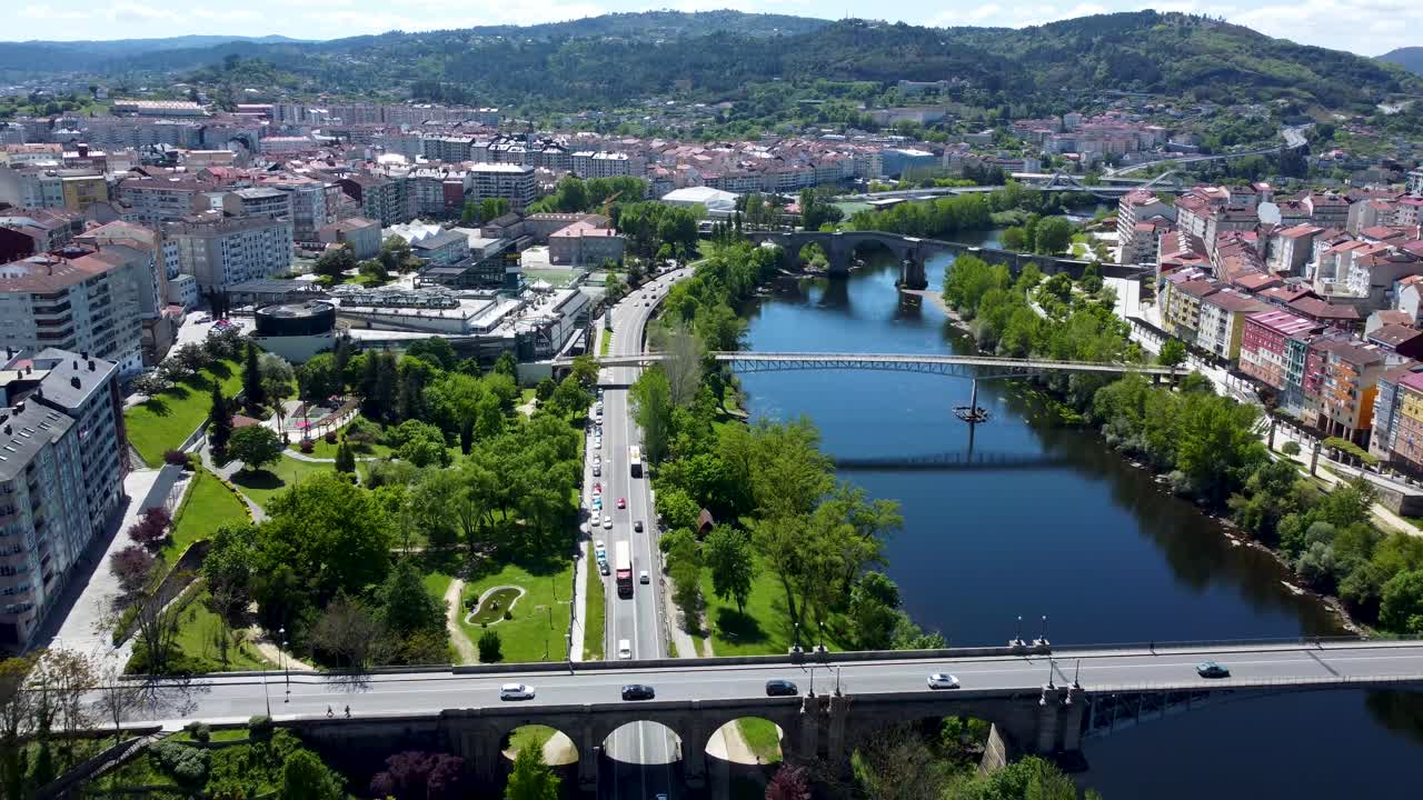 retroceso aéreo siguiendo una carretera a lo largo del río mino, ourense españa