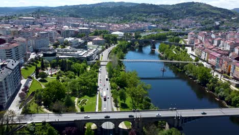 Rückwärtsantenne,-Die-Einer-Straße-Entlang-Des-Flusses-Mino,-Ourense,-Spanien,-Folgt