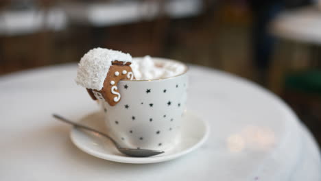 chocolate caliente de la casa de pan de jengibre