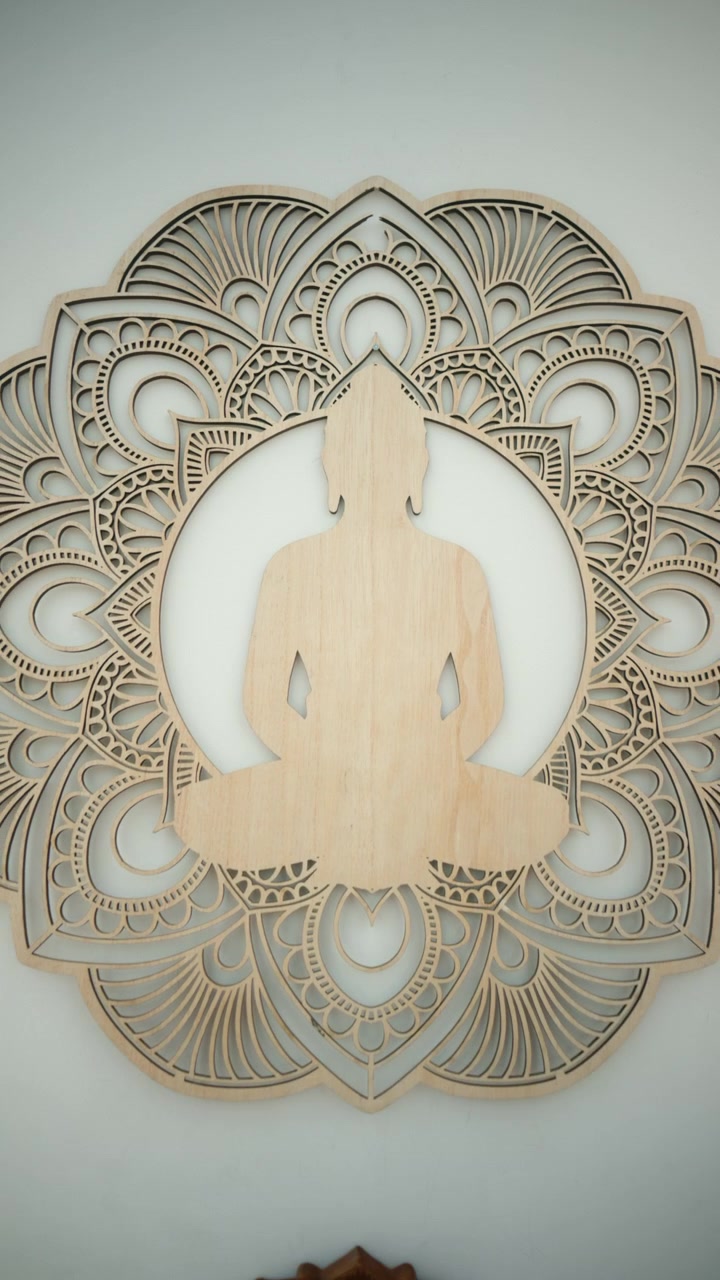 Che riflette una serena figura di Buddha in legno con un delicato motivo a mandala, portando calma spirituale e consapevolezza a qualsiasi spazio.