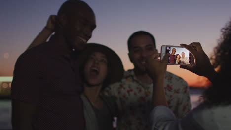 grupo de amigos posando para una foto frente al horizonte de manhattan al anochecer