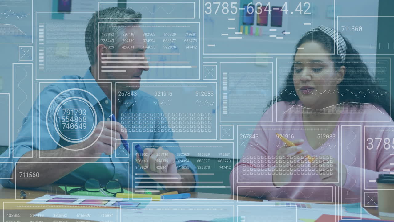 animación del procesamiento de datos sobre diversos colegas que trabajan en la oficina