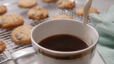 leche vertida en una bonita taza de café con galletas fantasma de 2000 fps