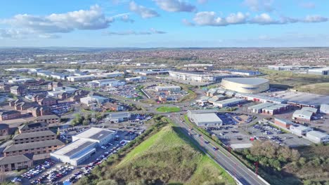 Eine-Filmische-Aufnahme-Von-Oben-Mit-Leichtem-Verkehr-Entlang-Moderner-Lagerhallen,-Parkplätzen-Und-Einem-Einkaufszentrum-In-Derby,-England-An-Einem-Ruhigen,-Sonnigen-Tag