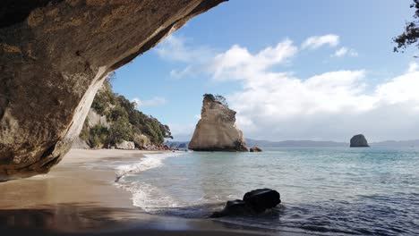 Cathedral-Cove-in-New-Zealand,-stunning-beach