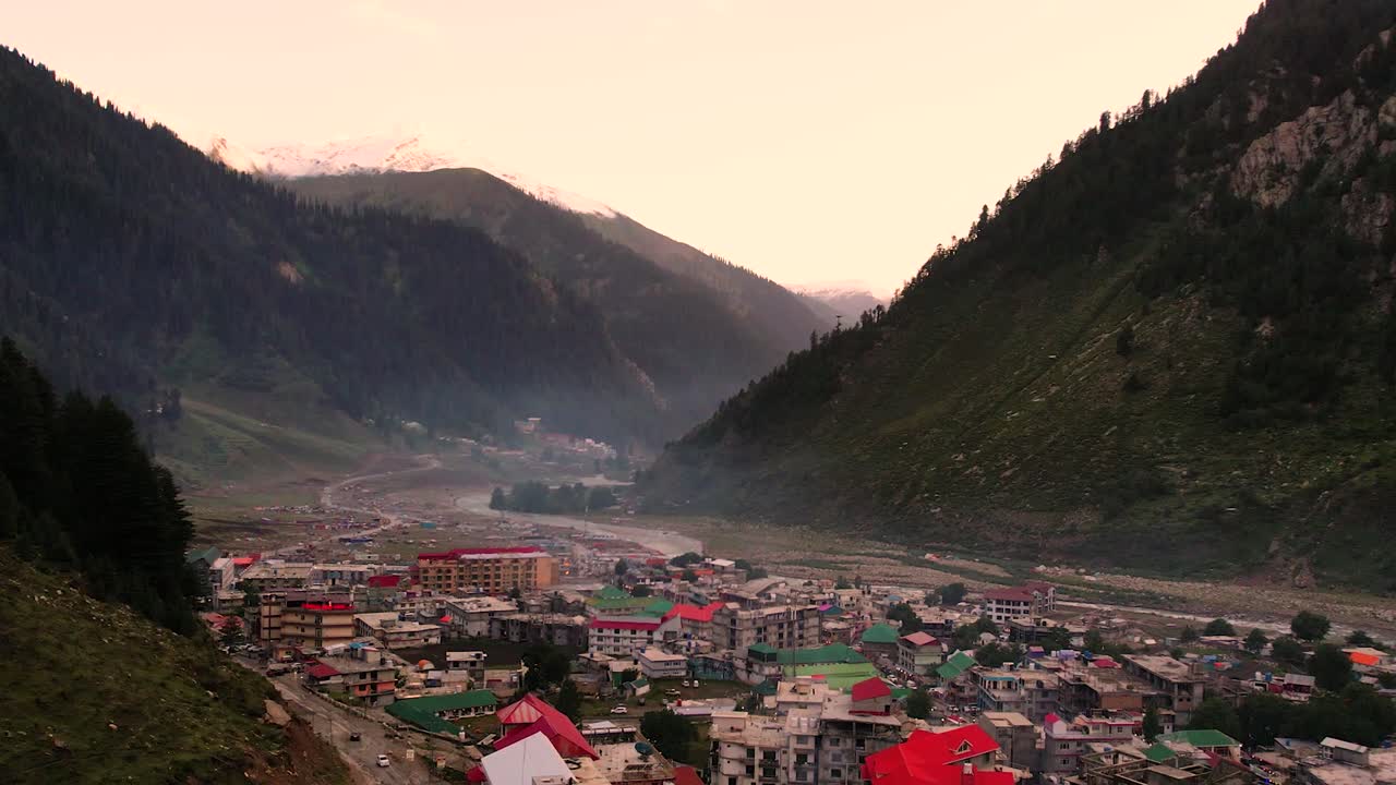 vista aérea de la ciudad y el mercado de naran, kpk, pakistán