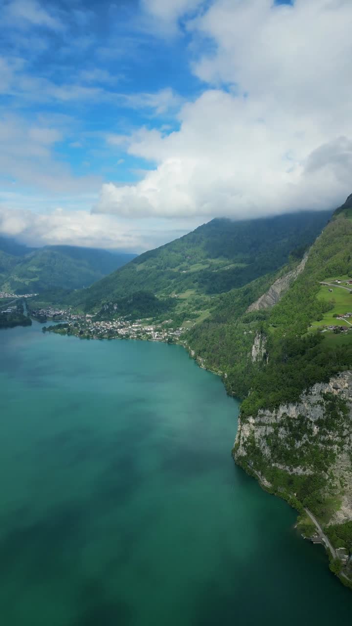 Walensee-järvi, sveitsiläinen matkakohde Euroopassa kesällä – pystysuuntainen dronevideo ilmasta.