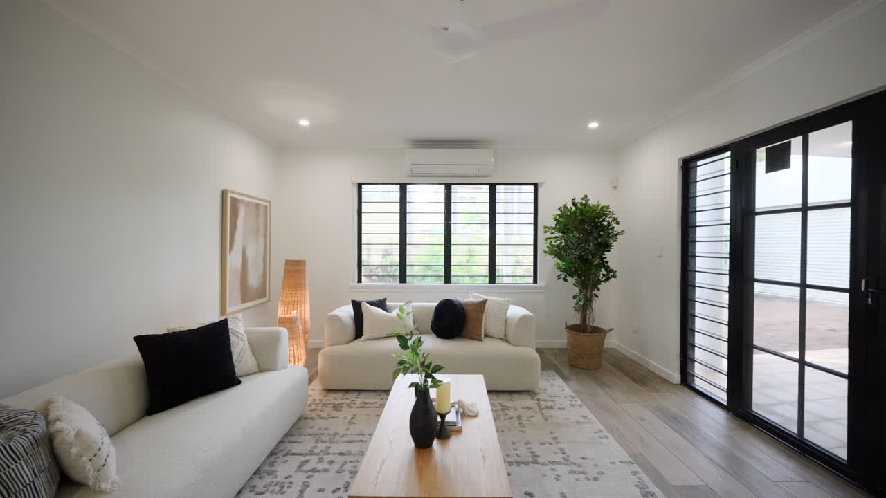Ampio salone con zona pranzo e intrattenimento all'interno di un'enorme casa moderna e lussuosa