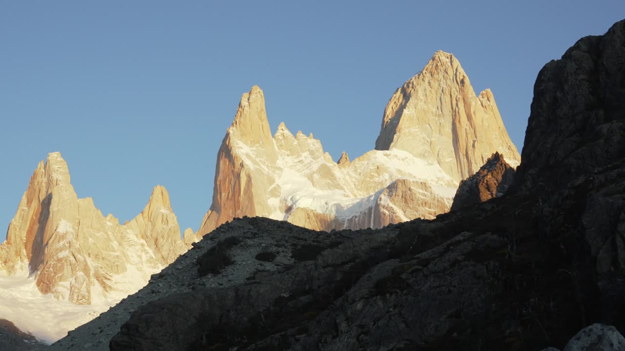 Inquadratura con zoom indietro del Monte Fitz Roy in Patagonia durante l'ora d'oro