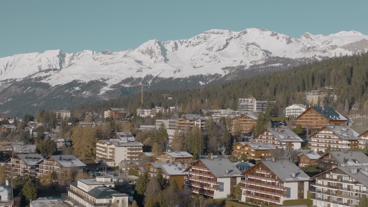 antena giratoria sobre edificios alpinos
