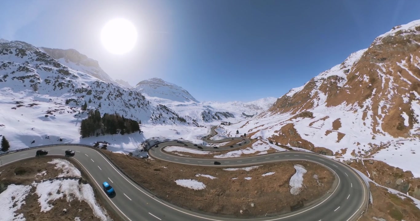 Mozzafiato panorama aereo a 360 gradi del Passo del Giulia innevato, una strada di montagna tortuosa nella splendida Svizzera