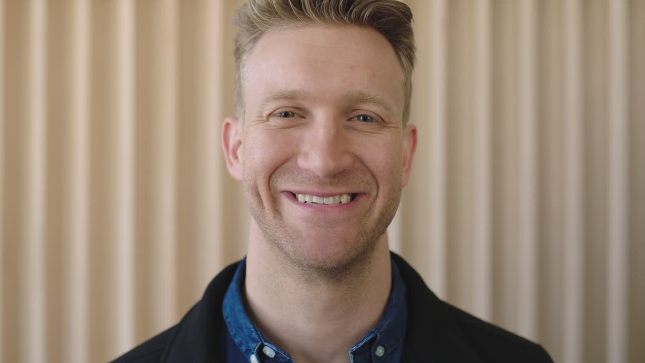 매력적 인 백인 남성 의 초상화 는 카메라 에 자신 있게 보이면서 웃고 즐거운 긍정적 인 모습 이다