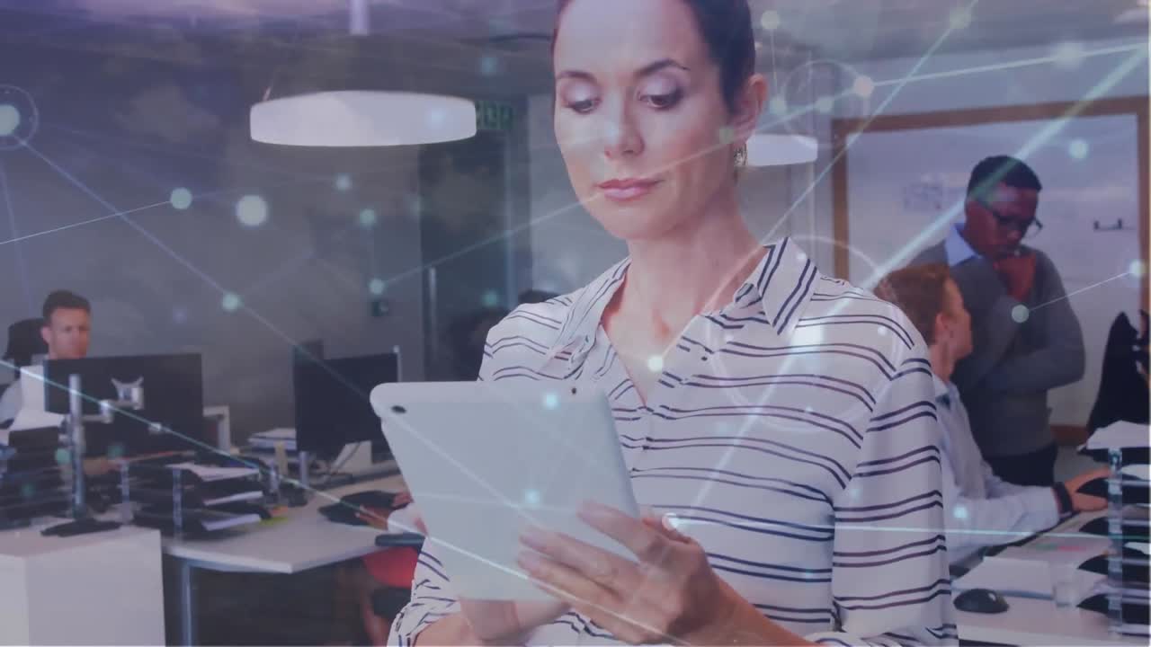 animación de la red de conexiones a través de una mujer de negocios caucásica usando una tableta en la oficina.