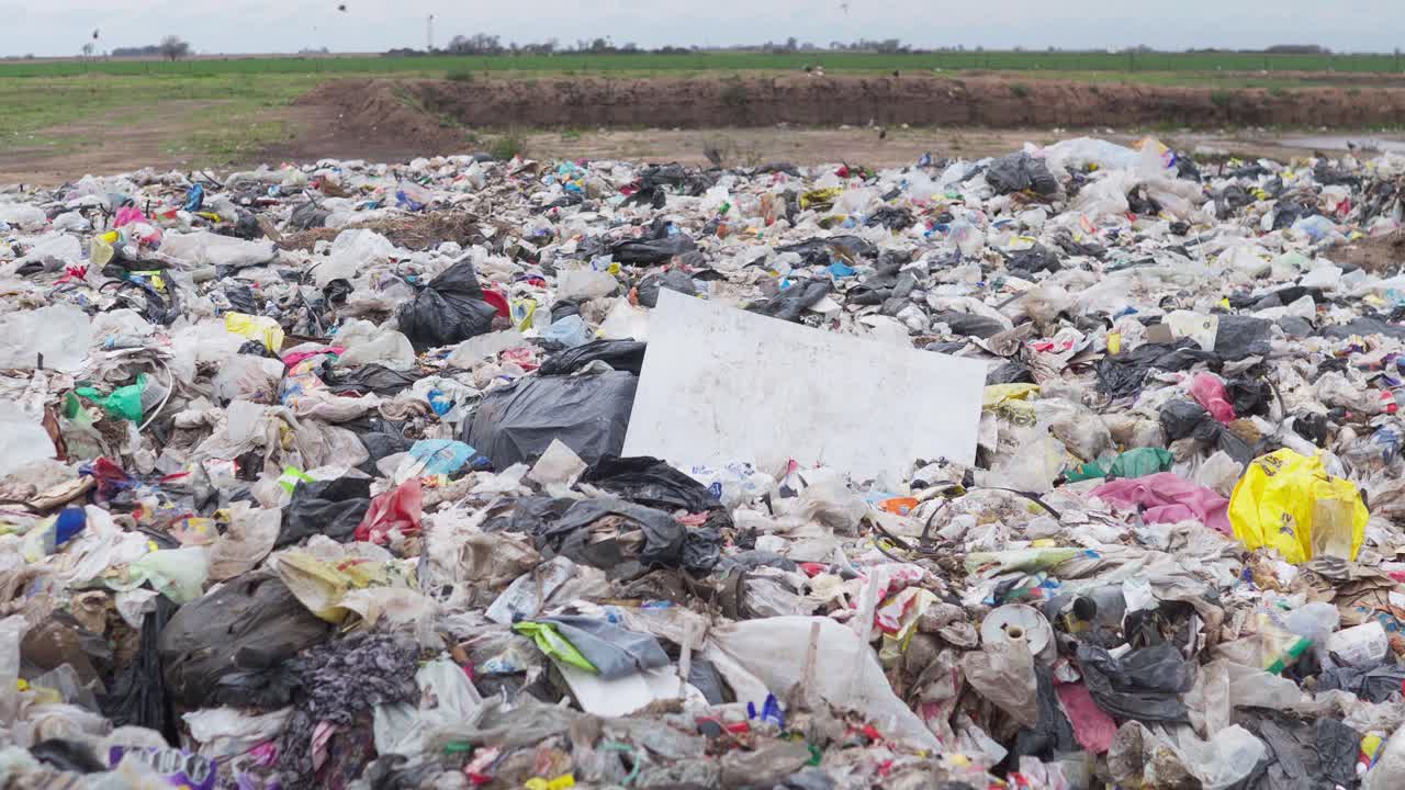 vista panorámica de la zona de eliminación final de residuos no reciclables en una instalación de tratamiento de residuos