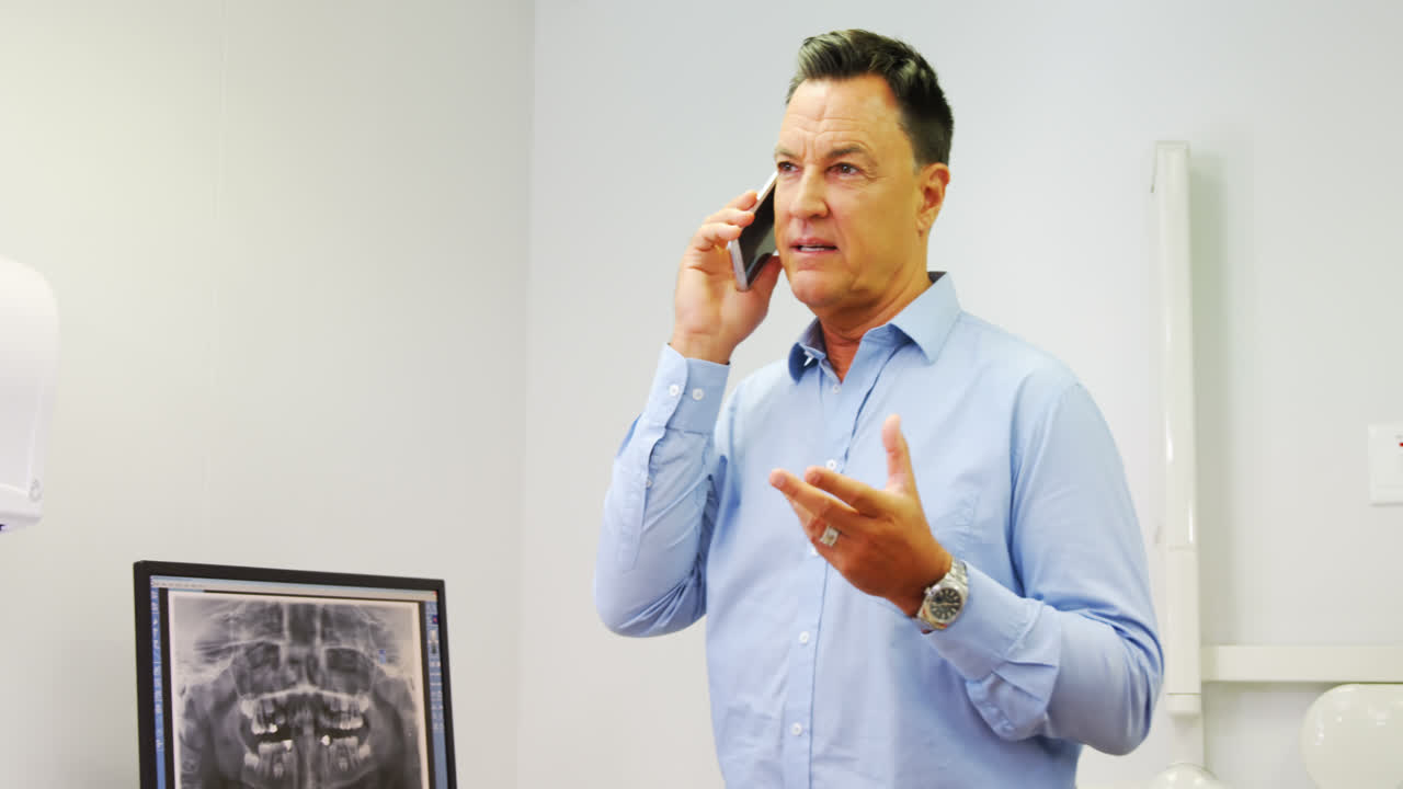 dentista hablando por teléfono móvil