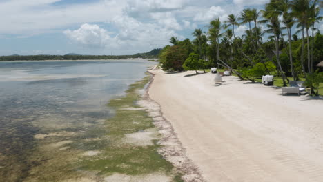 antena que muestra la playa privada de nay palad hideaway en la isla de siargao, filipinas