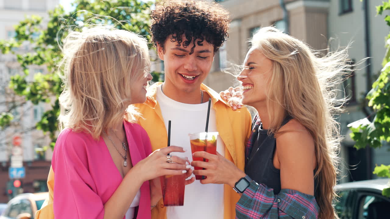 amigos disfrutando de bebidas al aire libre