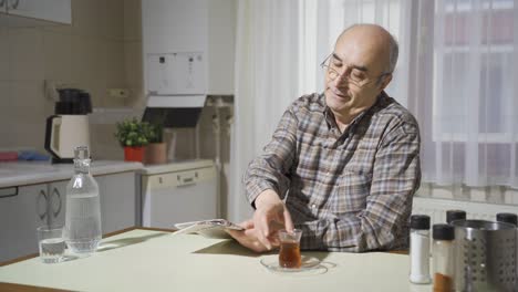 Anciano-Durmiendo-En-La-Cocina.