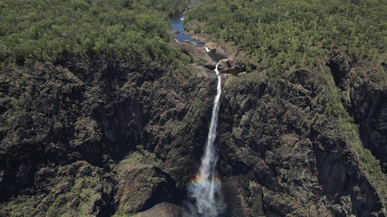 notable cascada con arco iris en el parque nacional de girringun - wallaman cae en un día soleado en qld, australia
