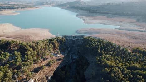 Toma-Aérea-Del-Pantano-Y-Embalse-De-Los-Bermejales,-Granada,-España