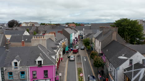 Vorwärts-Fliegen-über-Eine-Schmalere-Straße-Im-Stadtzentrum.-Geschäfte-Und-Dienstleistungen-In-Häusern-Entlang-Der-Straße.-Ennis,-Irland