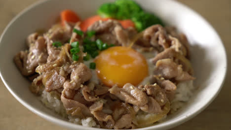 Donburi,-Reisschüssel-Mit-Schweinefleisch,-Onsen-Ei-Und-Gemüse