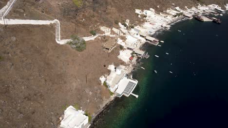 drone sobre el puerto de thirasia hermosa isla cerca de santorini