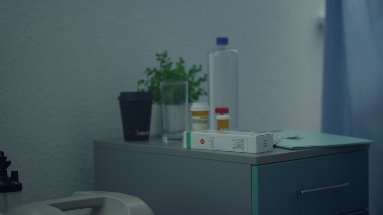 cama de paciente vacía con ropa de pijama de primer plano. sala de servicio de atención médica moderna.