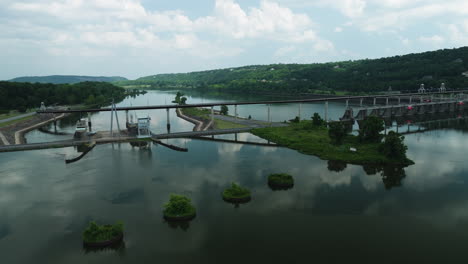 Cook&#39;s-Landing-Park-Cerca-De-La-Planta-Hidroeléctrica-North-Little-Rock-Y-El-Puente-Big-Dam-Sobre-El-Río-Arkansas,-Arkansas,-EE.UU.