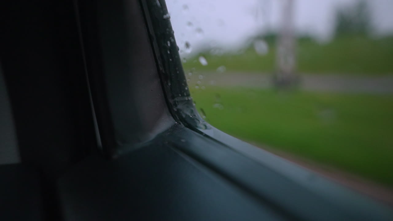 차가 운전할 때 차창 구석에 물방울이 펄럭이고 반짝인다