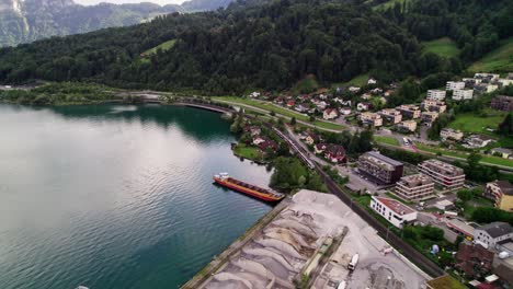 Tren-En-La-Costa-Del-Lago-De-Lucerna-En-La-Ciudad-De-Horw-En-Los-Magníficos-Alpes-Suizos,-Antena