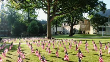 flaggen schmücken den rasen der mährischen kirche und der lindenhall-schule in lititz, pennsylvania, während des dramatischen morgensonnenlichts