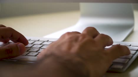 de cerca manos masculinas jóvenes escribiendo