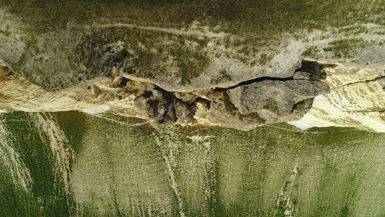 vista aérea del acantilado rocoso y el valle