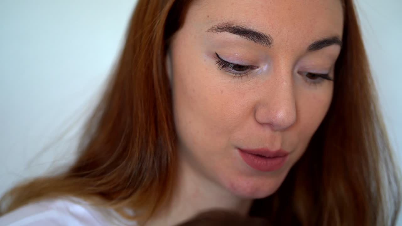 mujer atractiva de la cosecha hablando con la cámara