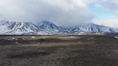 Clouds-above-the-Sierra-Nevada-mountain-chain-in-California-after-a-snowdrift-view-from-the-east-side