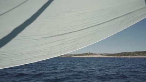 Segeln-In-Kroatien,-Segeln-Vor-Klarem-Blauem-Wasser-Und-Einer-Insel