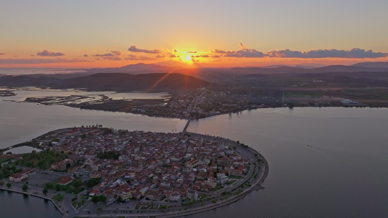 Incantevole villaggio sul lungomare che risplende al crepuscolo, Aitoliko, Grecia