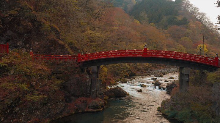 Ponte Shinkyo, ponte iconico in una splendida giornata primaverile, con vista sul fiume scintillante