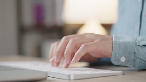 mano de cerca de una mujer de negocios escribiendo teclado computadora de escritorio en la oficina de escritorio