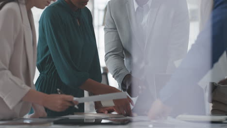 Treffen-Des-Vielfältigen-Unternehmensteams-Mit-Brainstorming-Kollegen,-Diskussion-Der-Projektstrategie-Und-Austausch-Von-Ideen-Im-Büro