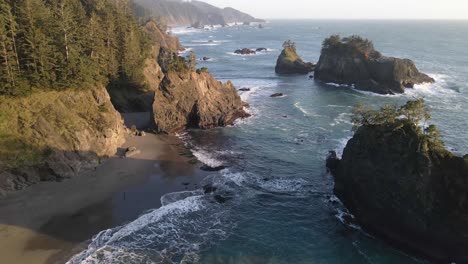 imágenes de drones en 4k sobre la playa secreta de samuel h. boardman en el corredor escénico de brookings, oregon.