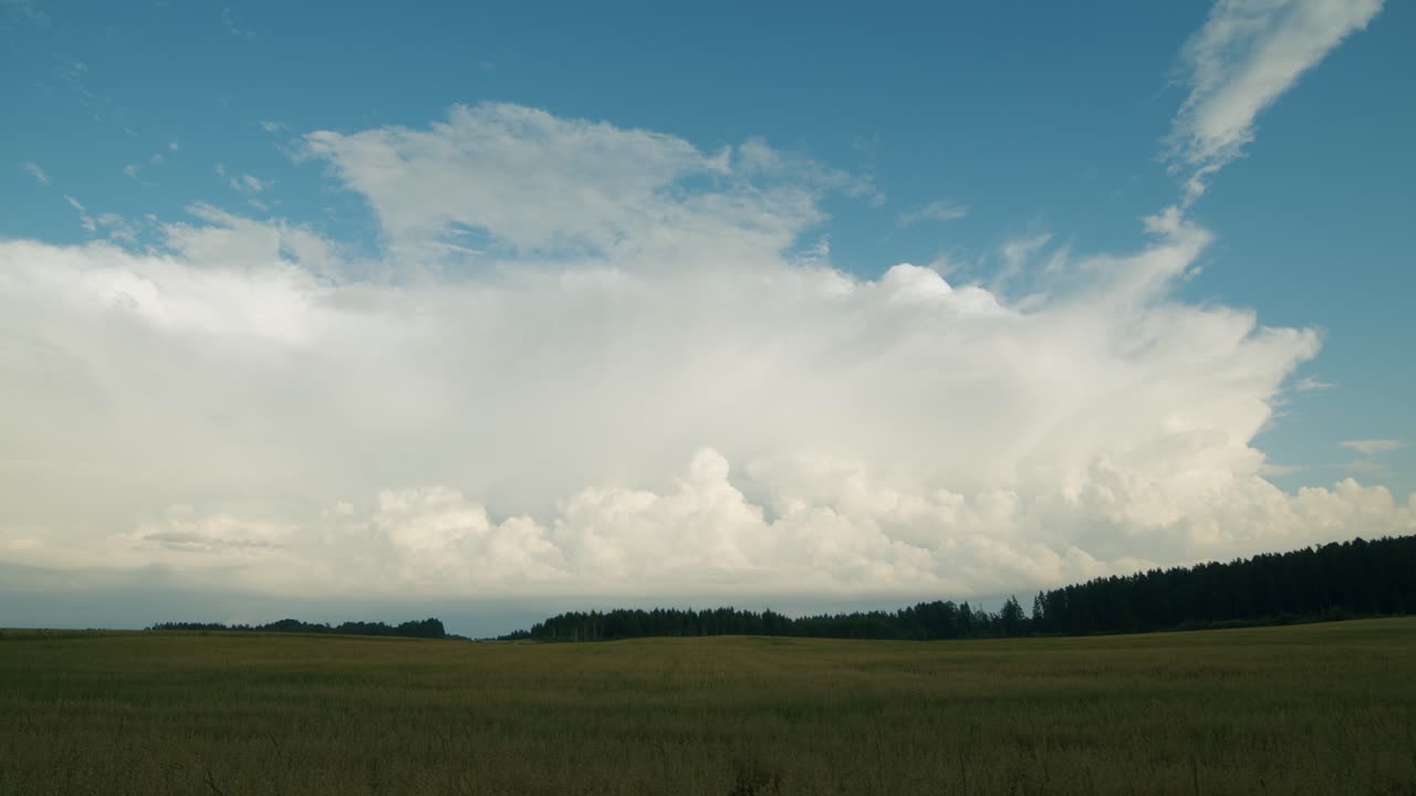 enormes nubes de lluvia cúmulos estratocúmulos lapso de tiempo sobre campos de campo
