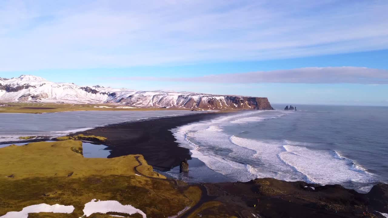 Malownicza czarna plaża Reynisfjara na Islandii