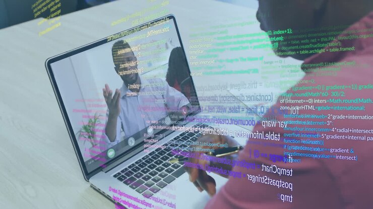Animación de procesamiento de datos sobre empresarios afroamericanos en videollamada con laptop