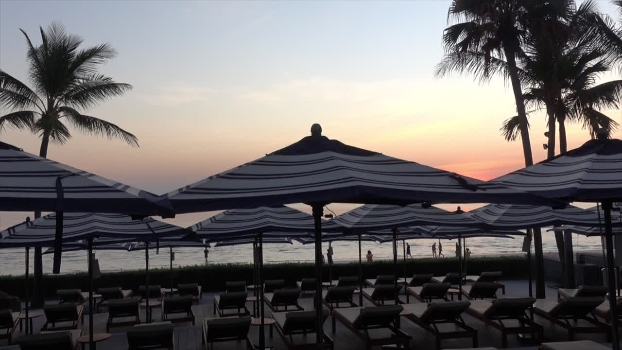 호텔 리조트의 야외 수영장 주변에 파라솔과 의자 소파