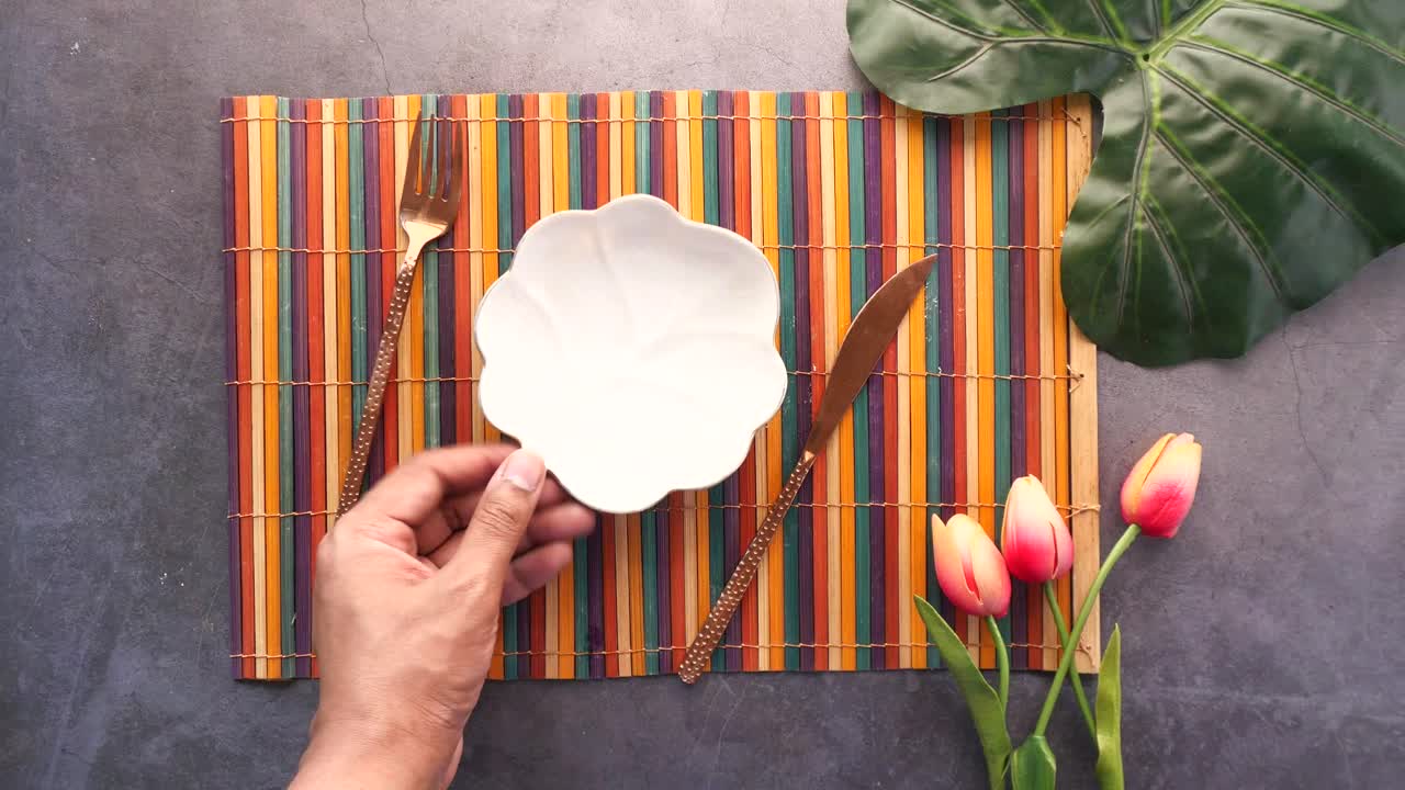 빈 접시, 식구 및 다채로운 placemat에 꽃 배열