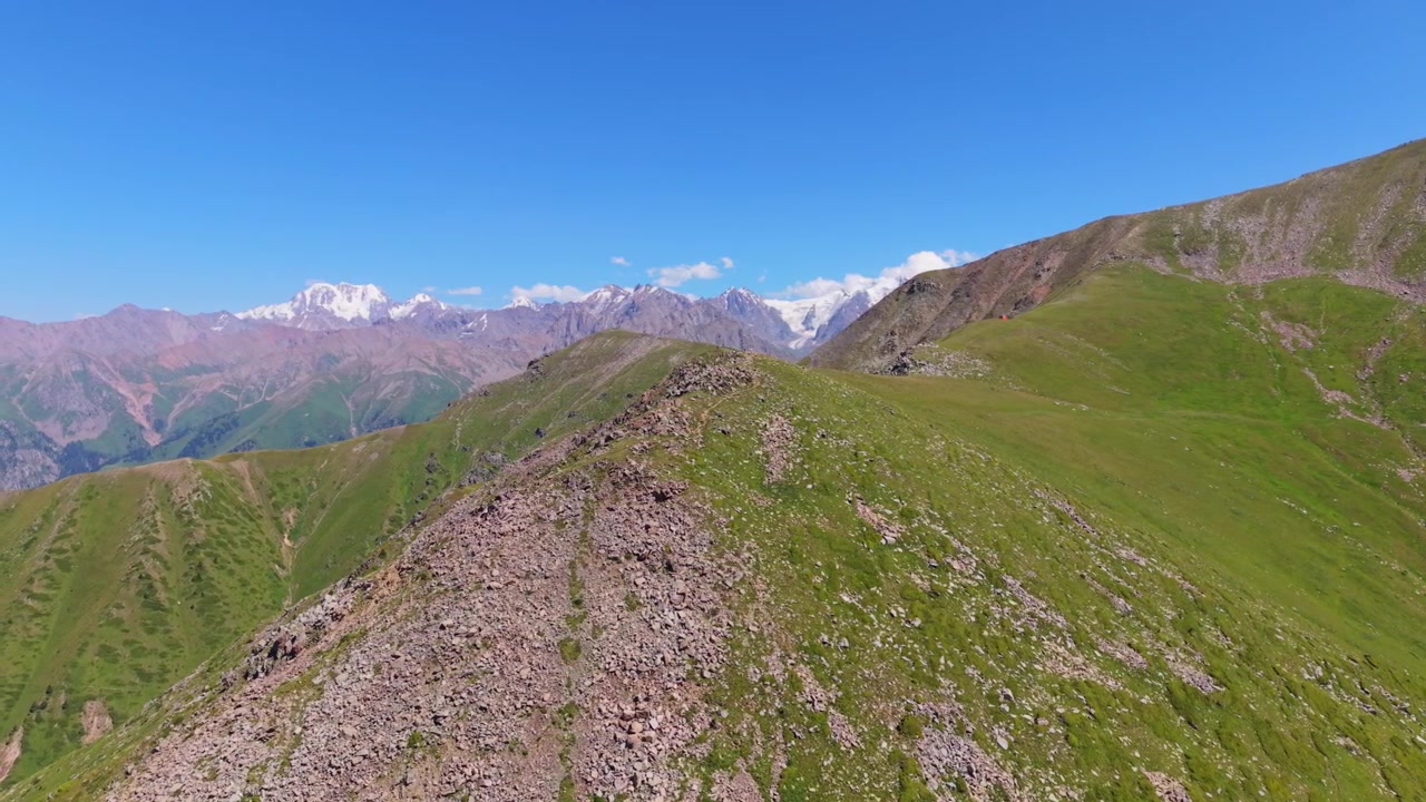 Kazakistan'da dağ sırtı boyunca drone panoraması