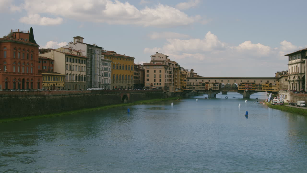 Ampia vista del Ponte Vecchio da valle a Firenze, Italia.